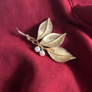 Elegant Gold Leaf Brooch with Pearls